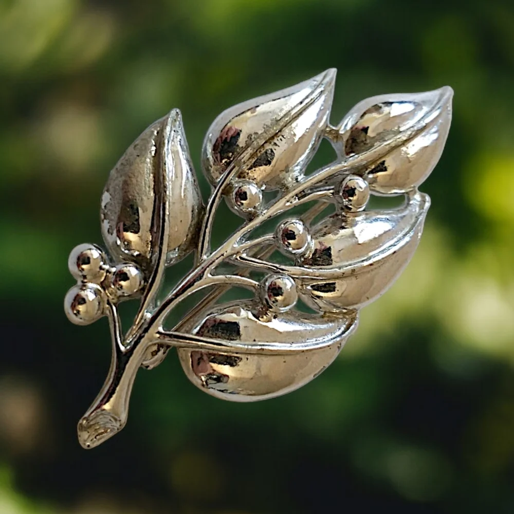 SARAH COVENTRY Berry Leaf Brooch Branch Pin VTG ‎ Silent Spring Silver Tone 1970